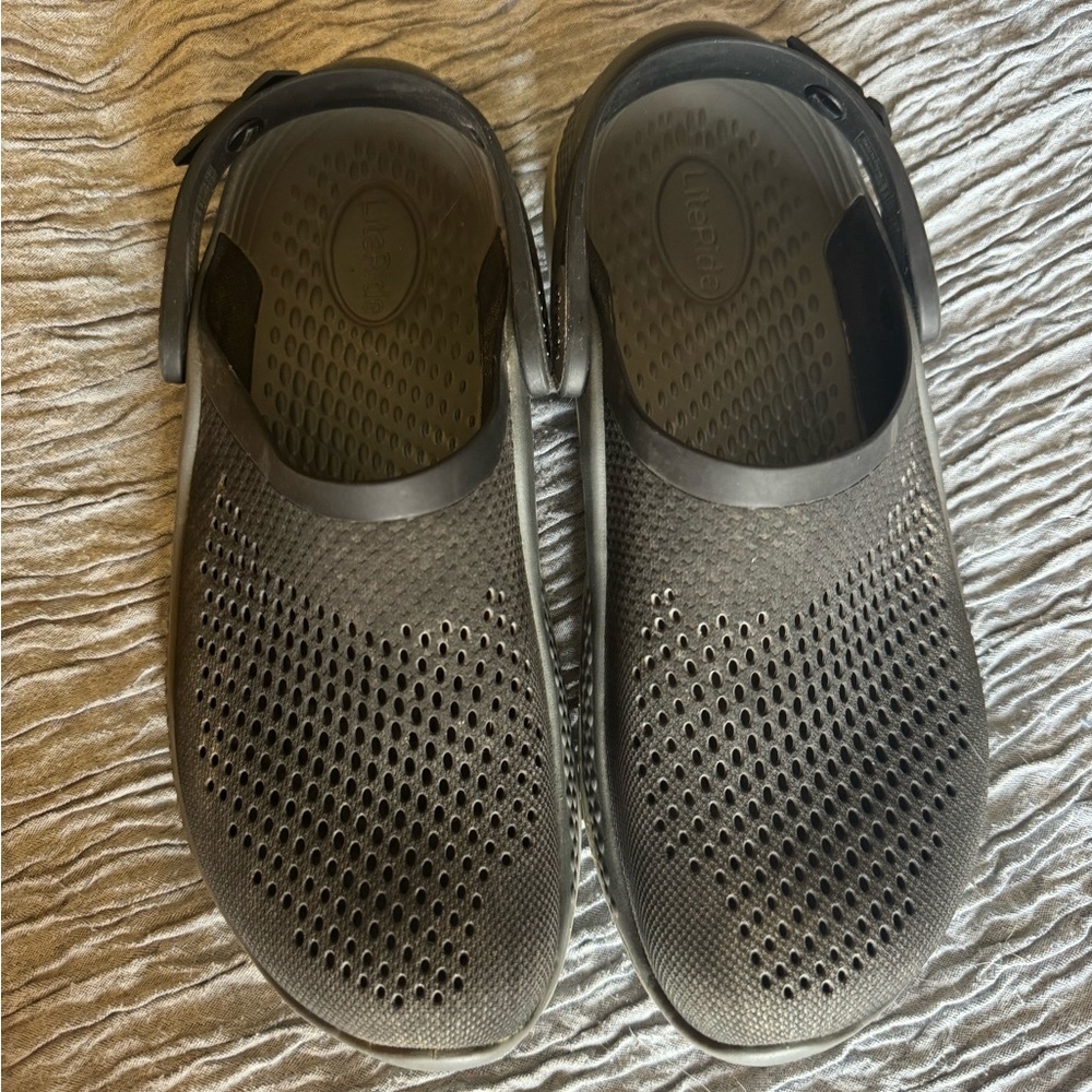 Black/Grey Men’s Literide Crocs Size 8 - Picture 2 of 5